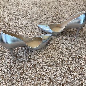 NWOT Nine West Silver pumps